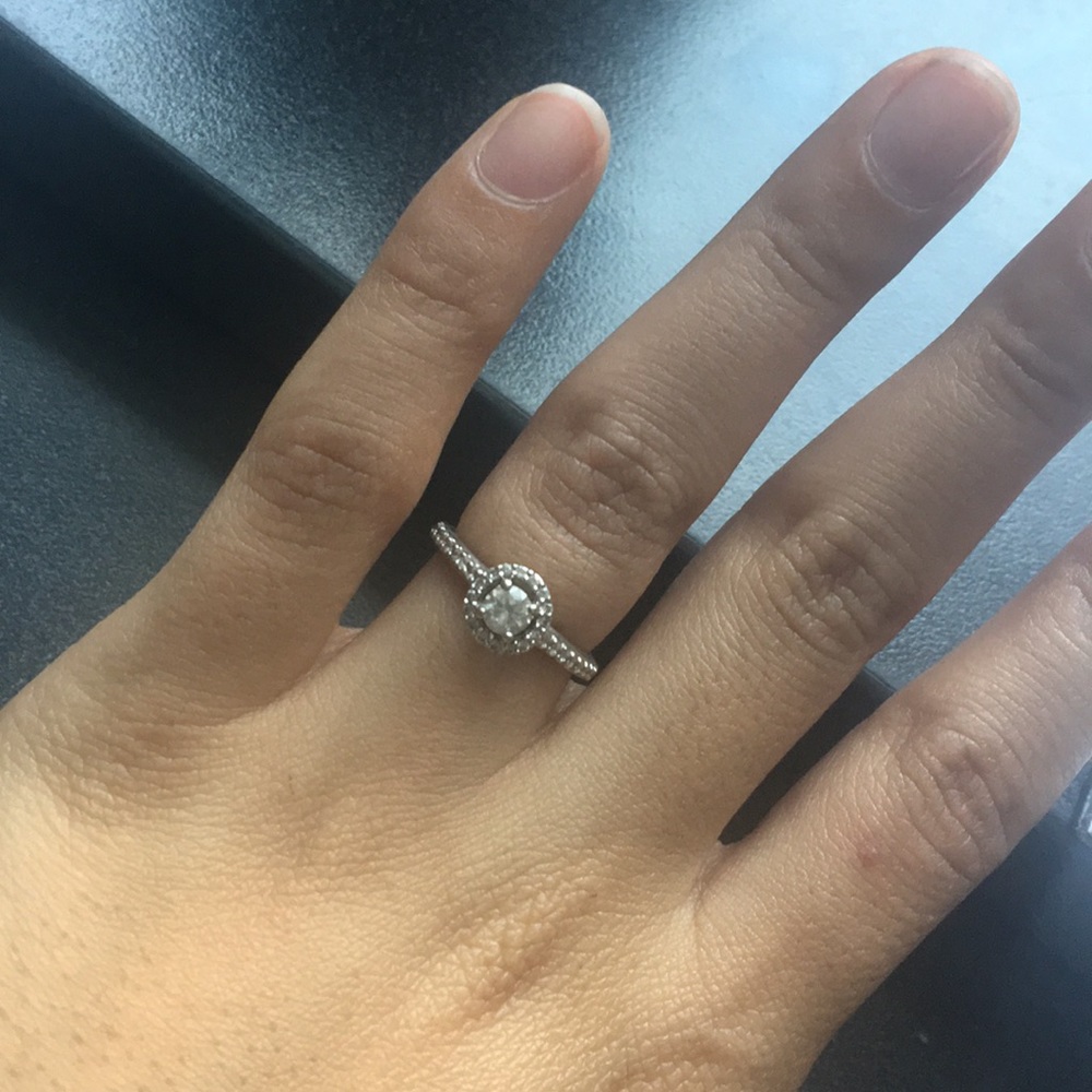 Engagement ring - Picture 4 of 8
